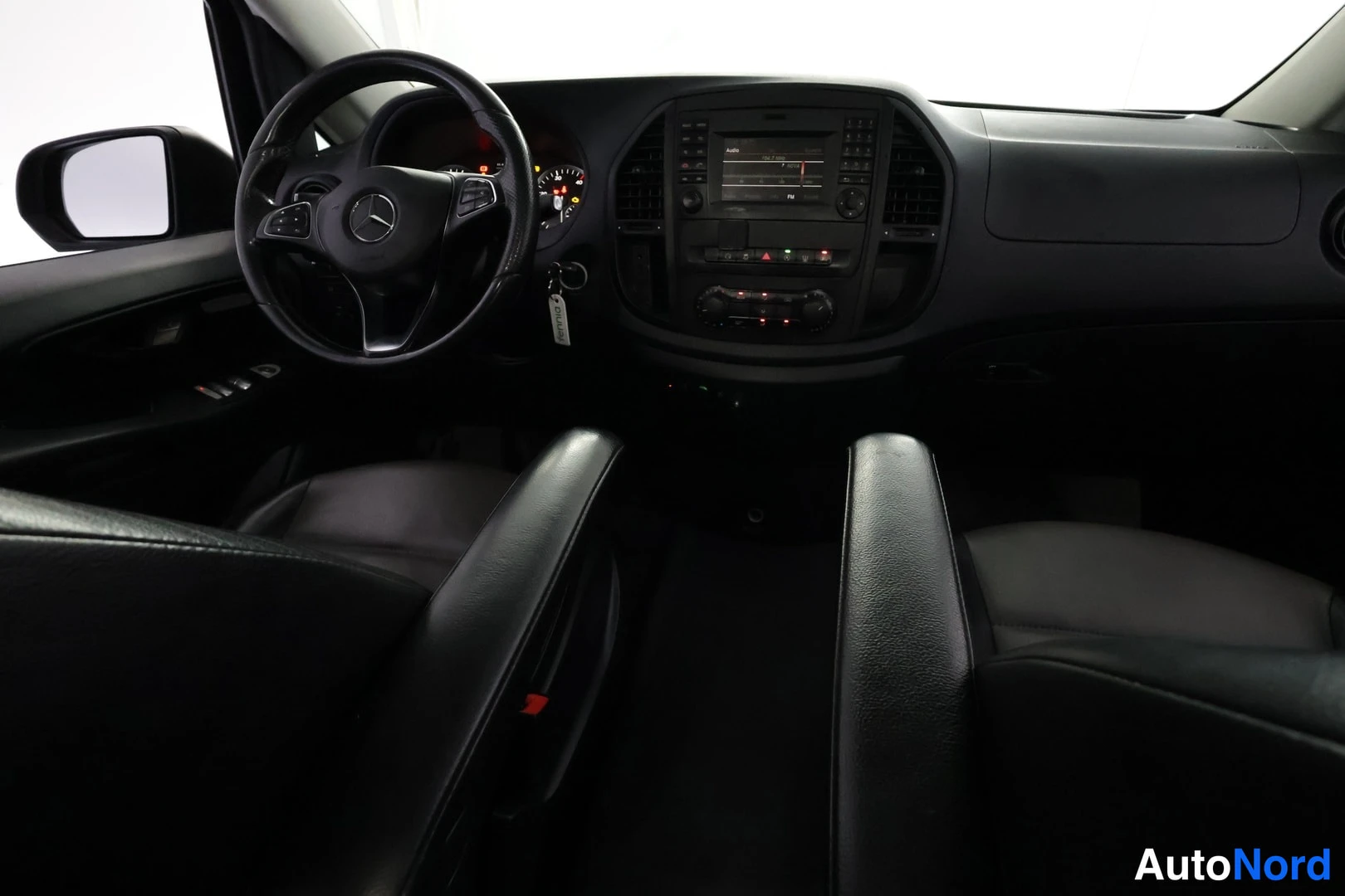 Musta Mercedes-Benz Vito 116 CDI 2020, ohjaamo, kuva 12