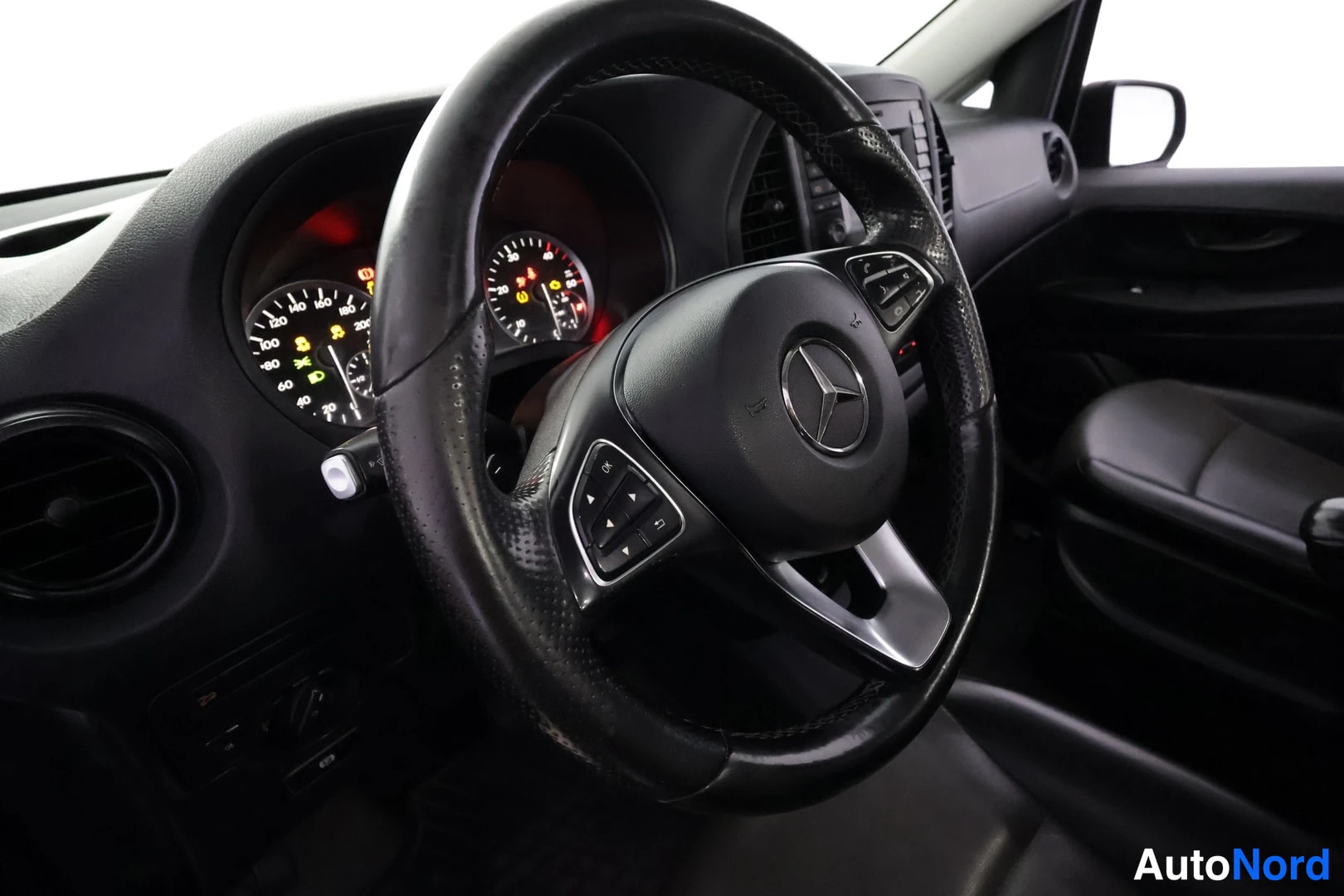 Musta Mercedes-Benz Vito 116 CDI 2020, ohjaamo, kuva 13