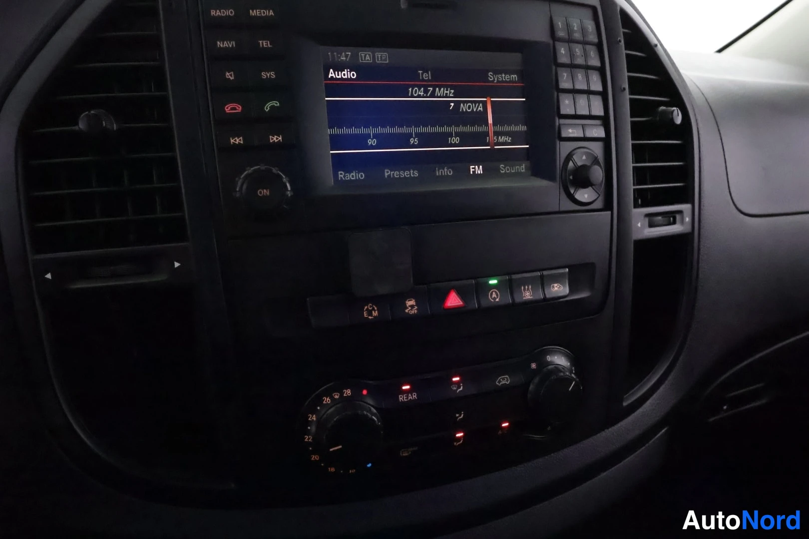 Musta Mercedes-Benz Vito 116 CDI 2020, ohjaamo, kuva 14
