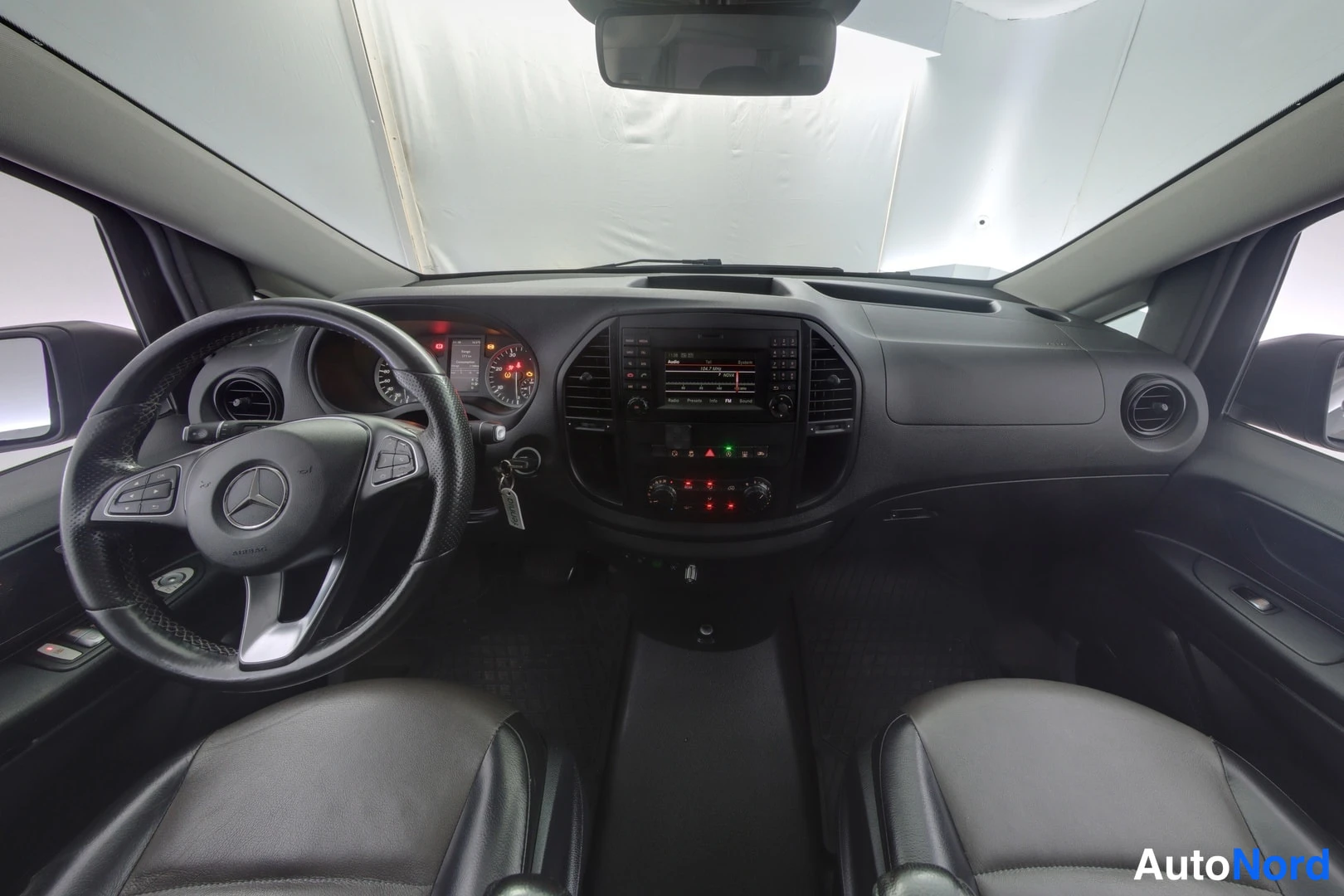 Musta Mercedes-Benz Vito 116 CDI 2020, ohjaamo, kuva 7