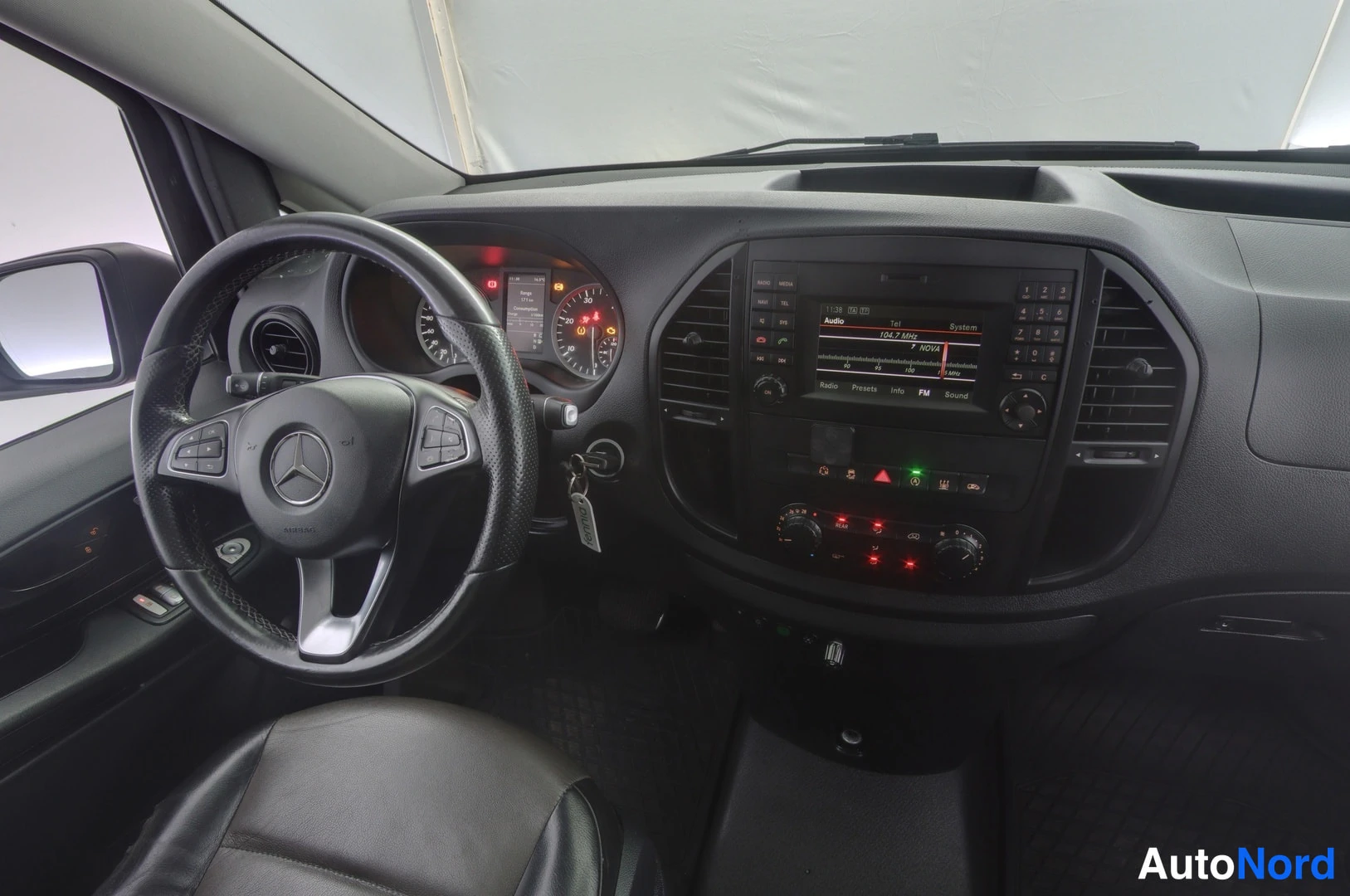 Musta Mercedes-Benz Vito 116 CDI 2020, ohjaamo, kuva 8