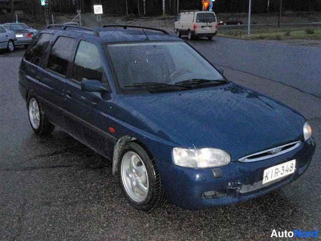 Sininen Ford Escort 1999, etuviisto, keula oikealle, kuva 2