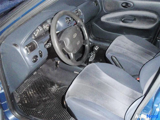 Sininen Ford Escort 1999, ohjaamo, kuva 5