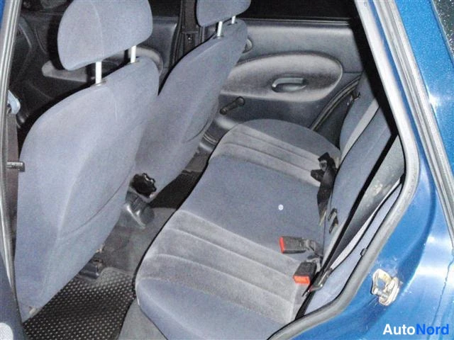 Sininen Ford Escort 1999, takaistuimet, kuva 6