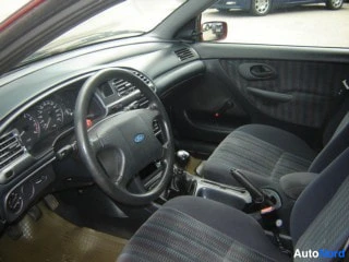 Punainen Ford Mondeo 1994, ohjaamo, kuva 2