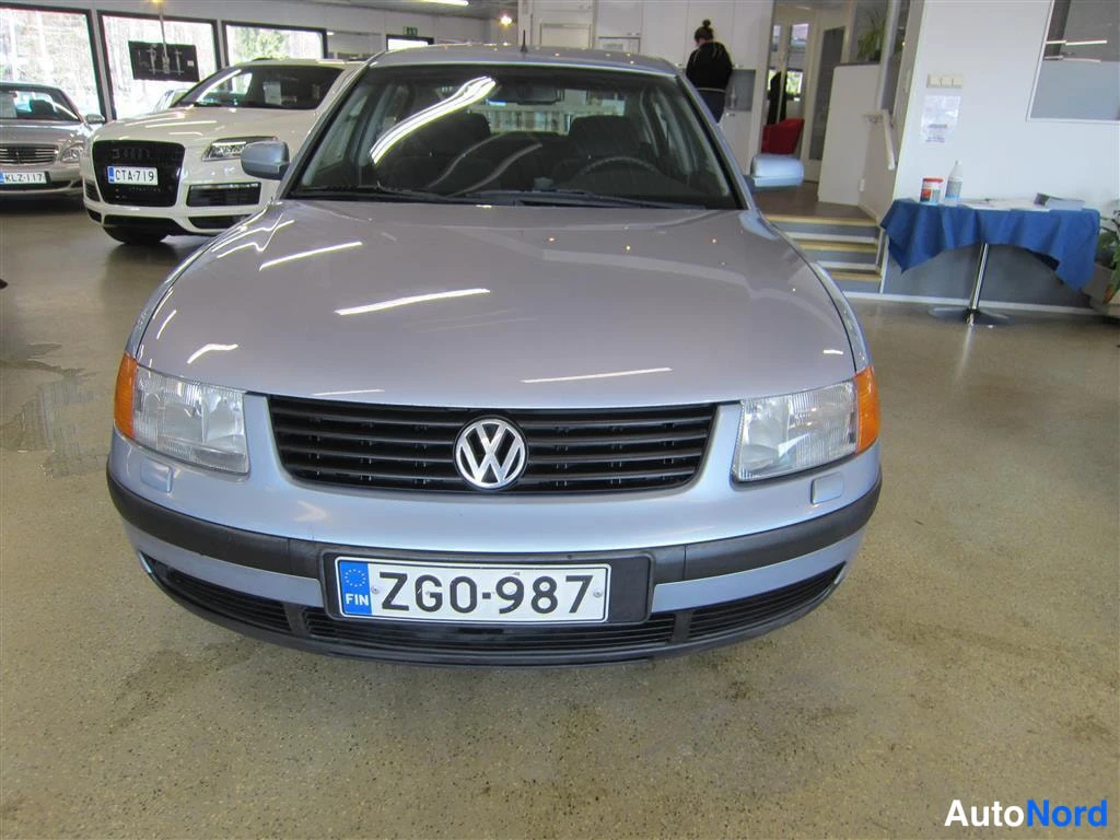 Sininen Volkswagen Passat 1997, edestä, kuva 2