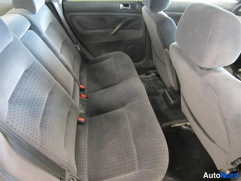 Sininen Volkswagen Passat 1997, takaistuimet, kuva 10