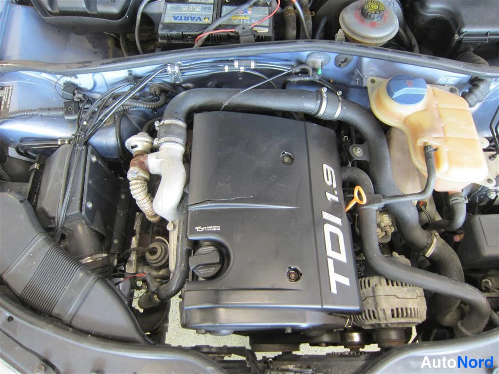 Sininen Volkswagen Passat 1997, moottoritila, kuva 12