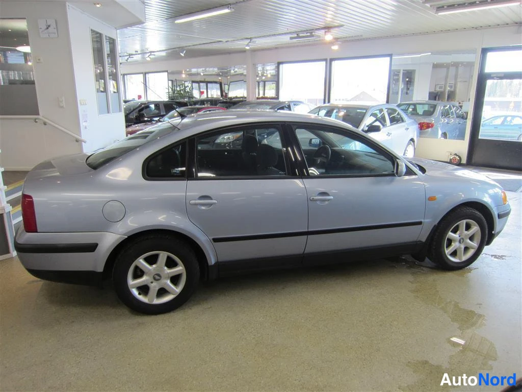 Sininen Volkswagen Passat 1997, takaviisto, kuva 4