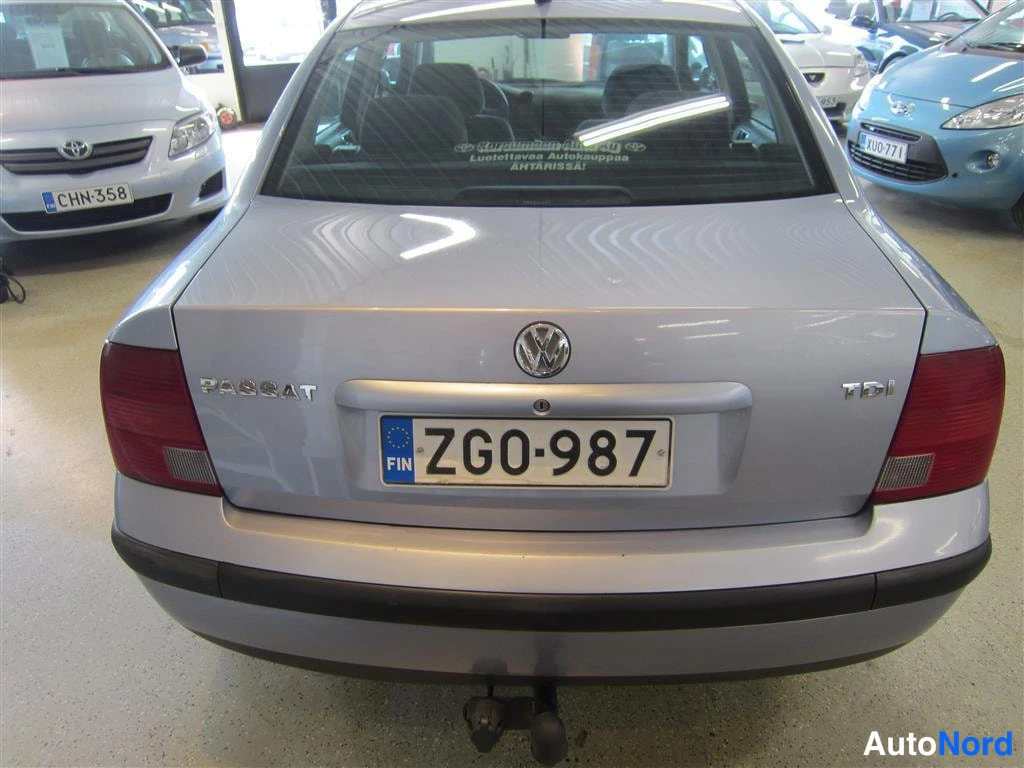 Sininen Volkswagen Passat 1997, takaa, kuva 5