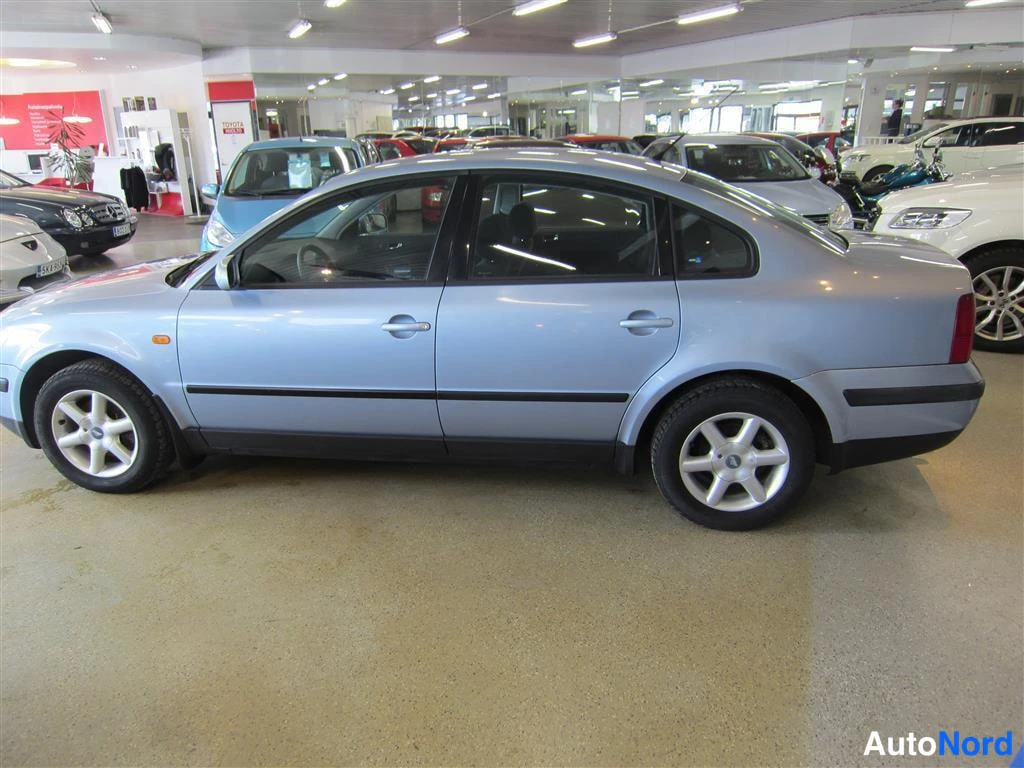 Sininen Volkswagen Passat 1997, sivulta, kuva 3