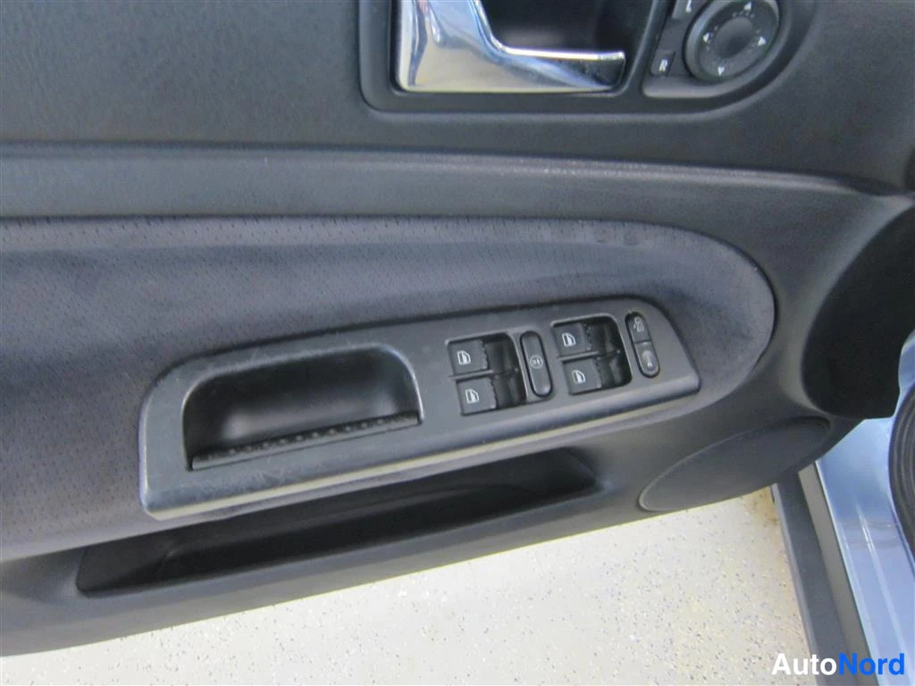Sininen Volkswagen Passat 1997, yksityiskohta, kuva 13