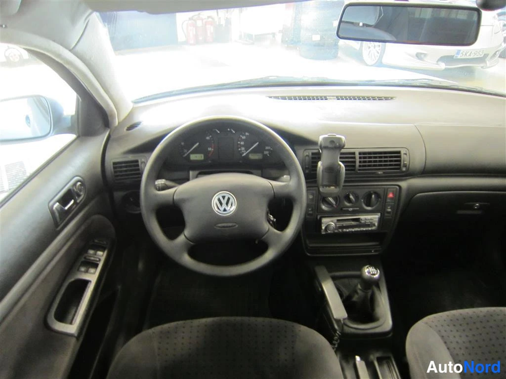Sininen Volkswagen Passat 1997, ohjaamo, kuva 7