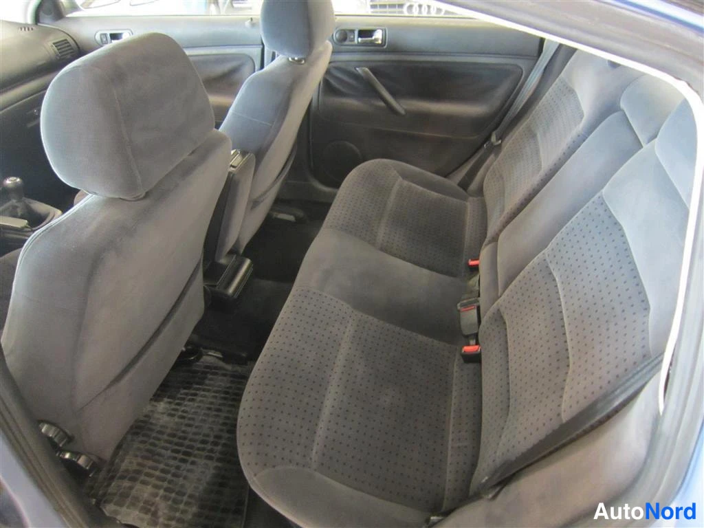 Sininen Volkswagen Passat 1997, takaistuimet, kuva 9