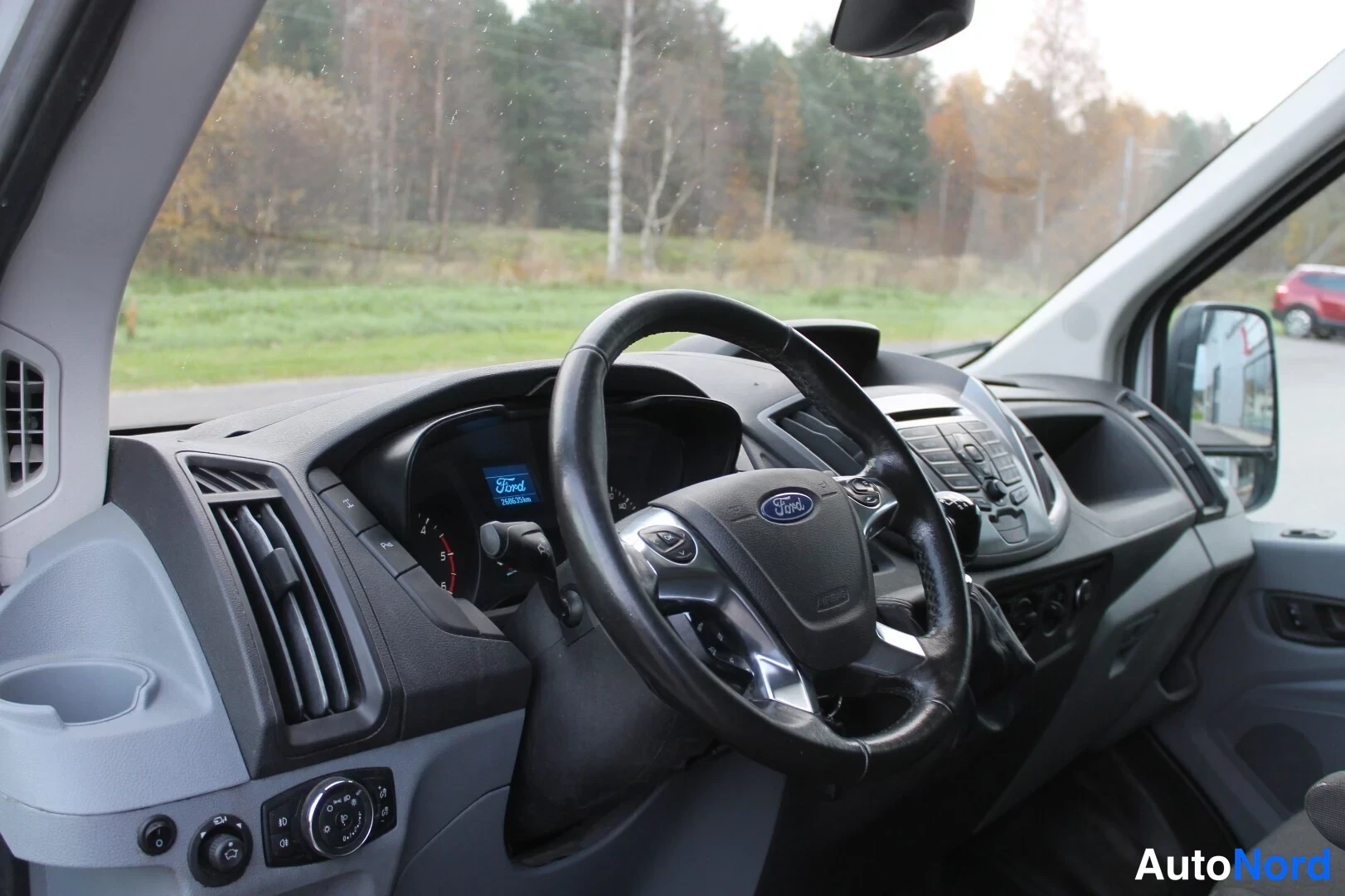 Valkoinen Ford Transit 2017, ohjaamo, kuva 11