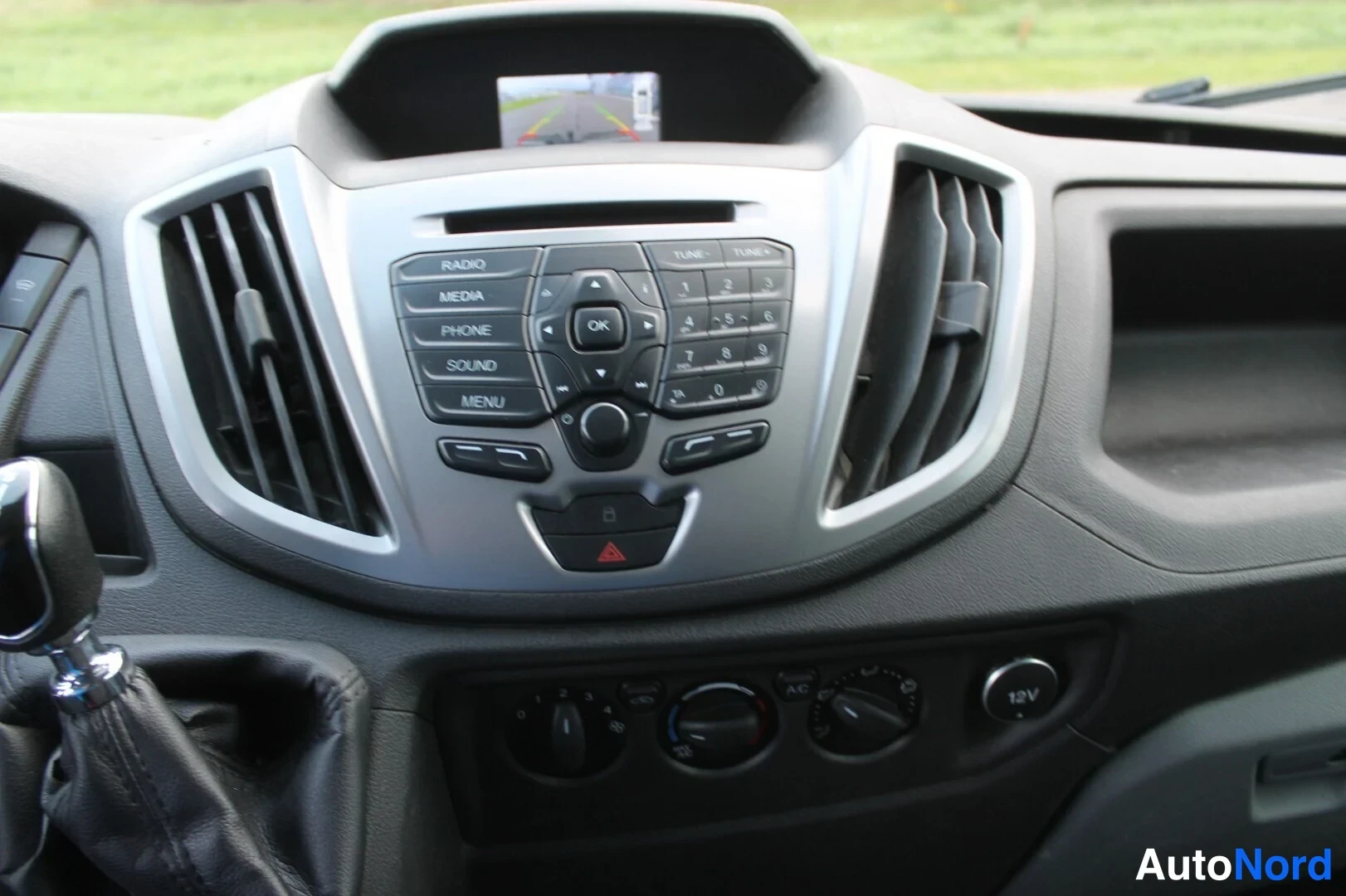 Valkoinen Ford Transit 2017, ohjaamo, kuva 12