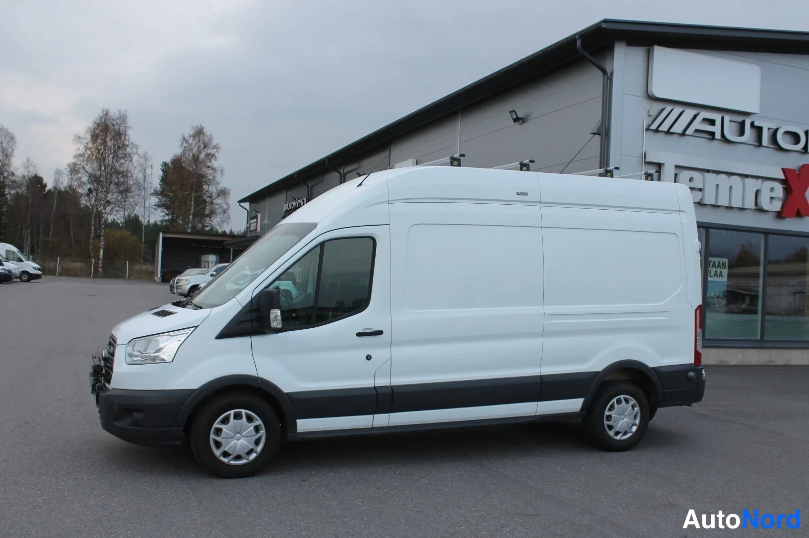 Valkoinen Ford Transit 2017, etuviisto, keula vasemmalle, kuva 3