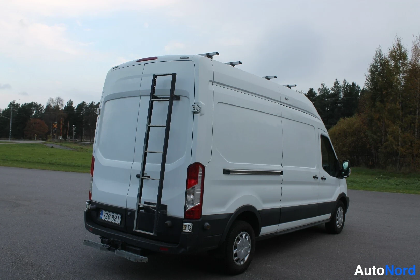 Valkoinen Ford Transit 2017, takaviisto, kuva 8