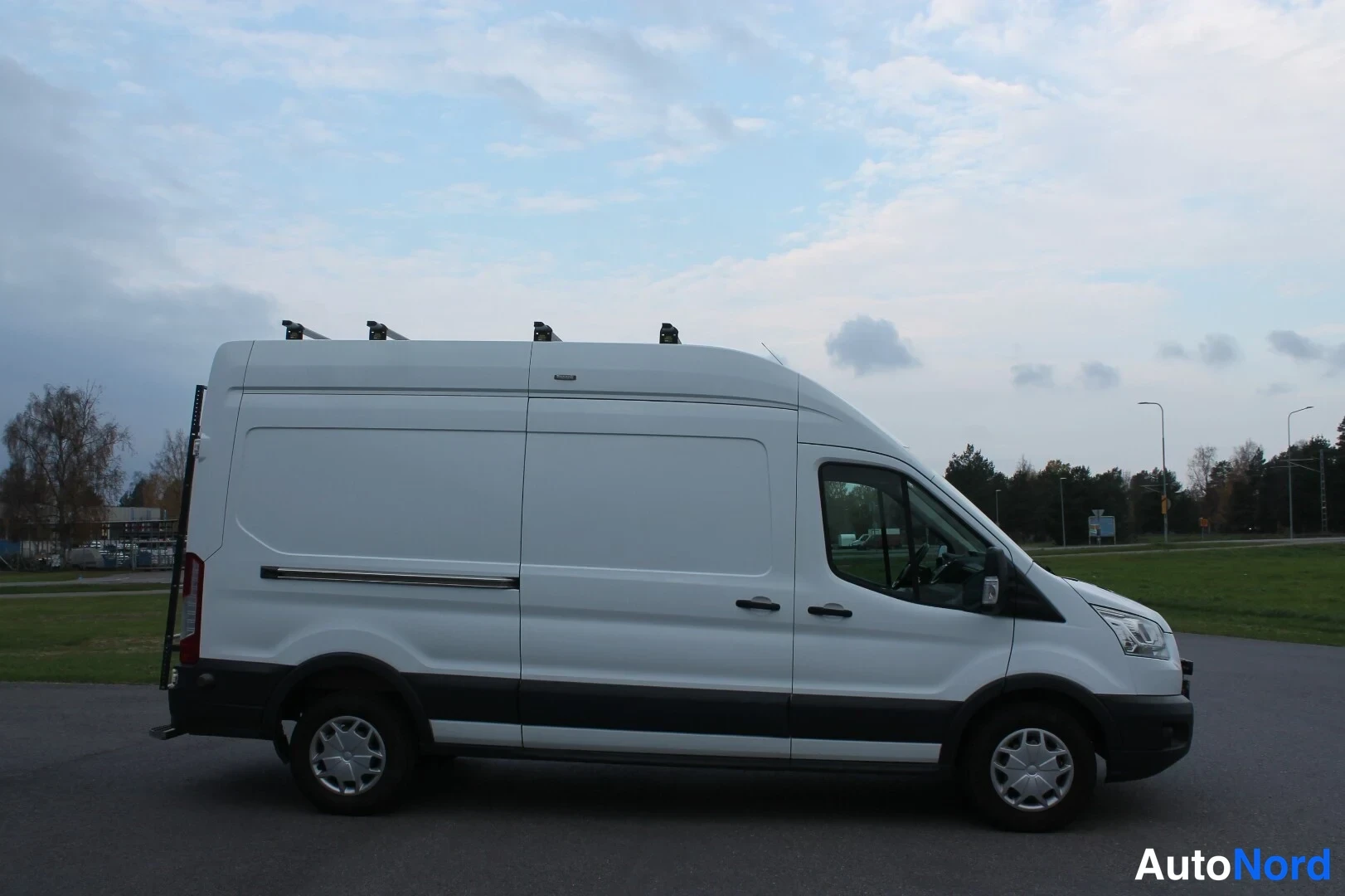 Valkoinen Ford Transit 2017, etuviisto, keula oikealle, kuva 4