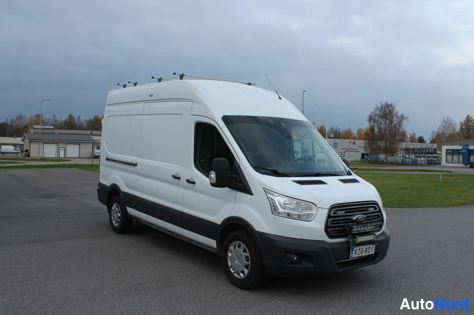Valkoinen Ford Transit 2017, etuviisto, keula oikealle, kuva 6