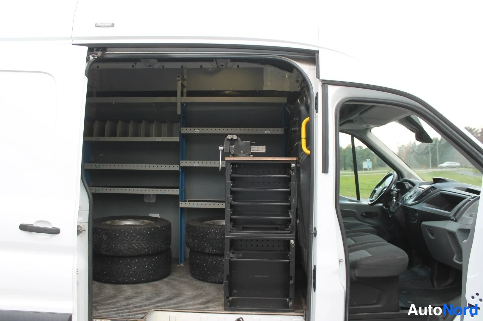 Valkoinen Ford Transit 2017, tavaratila, kuva 13