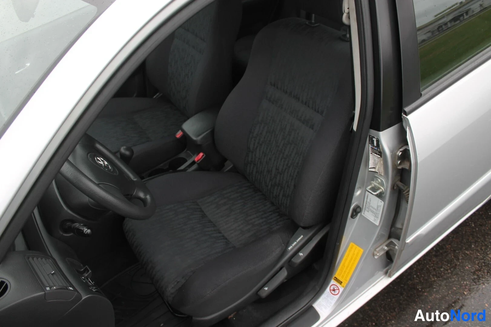 Hopea Toyota Corolla 2002, ohjaamo, kuva 7