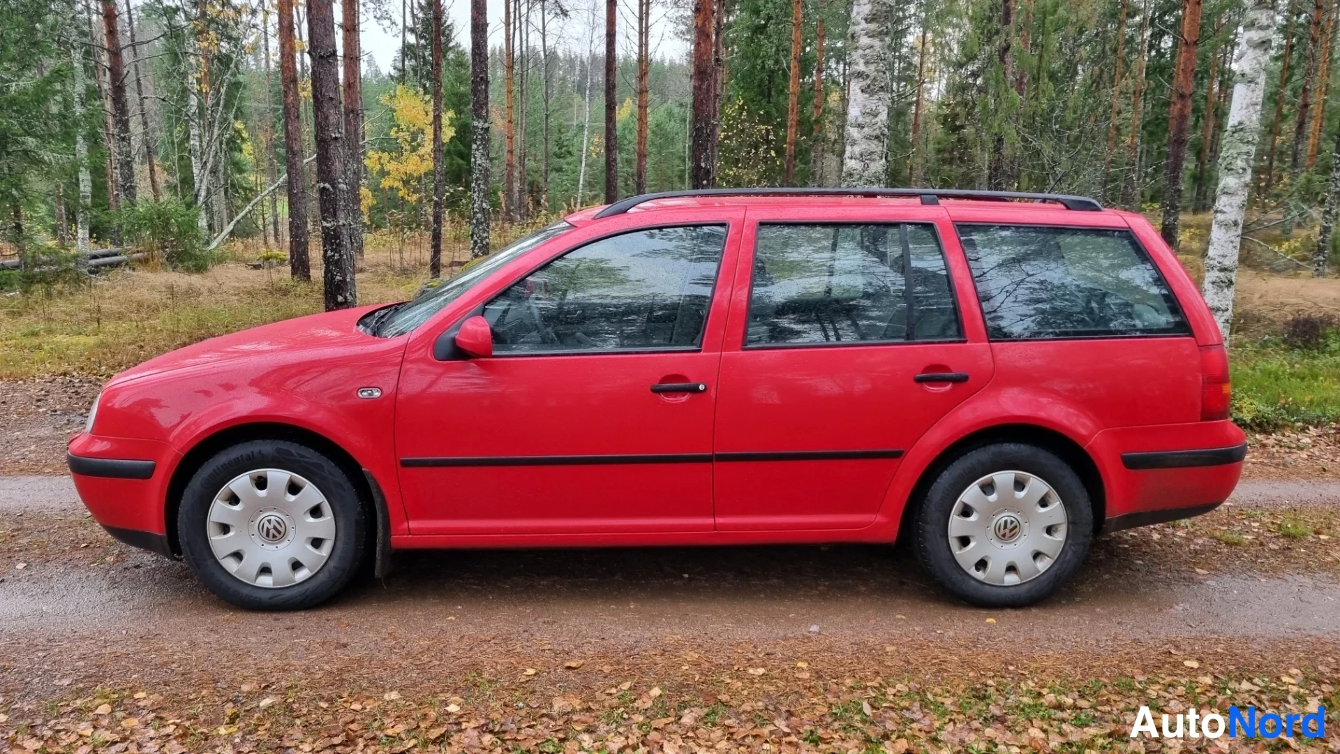 Punainen Volkswagen Golf 2004, sivulta, kuva 4