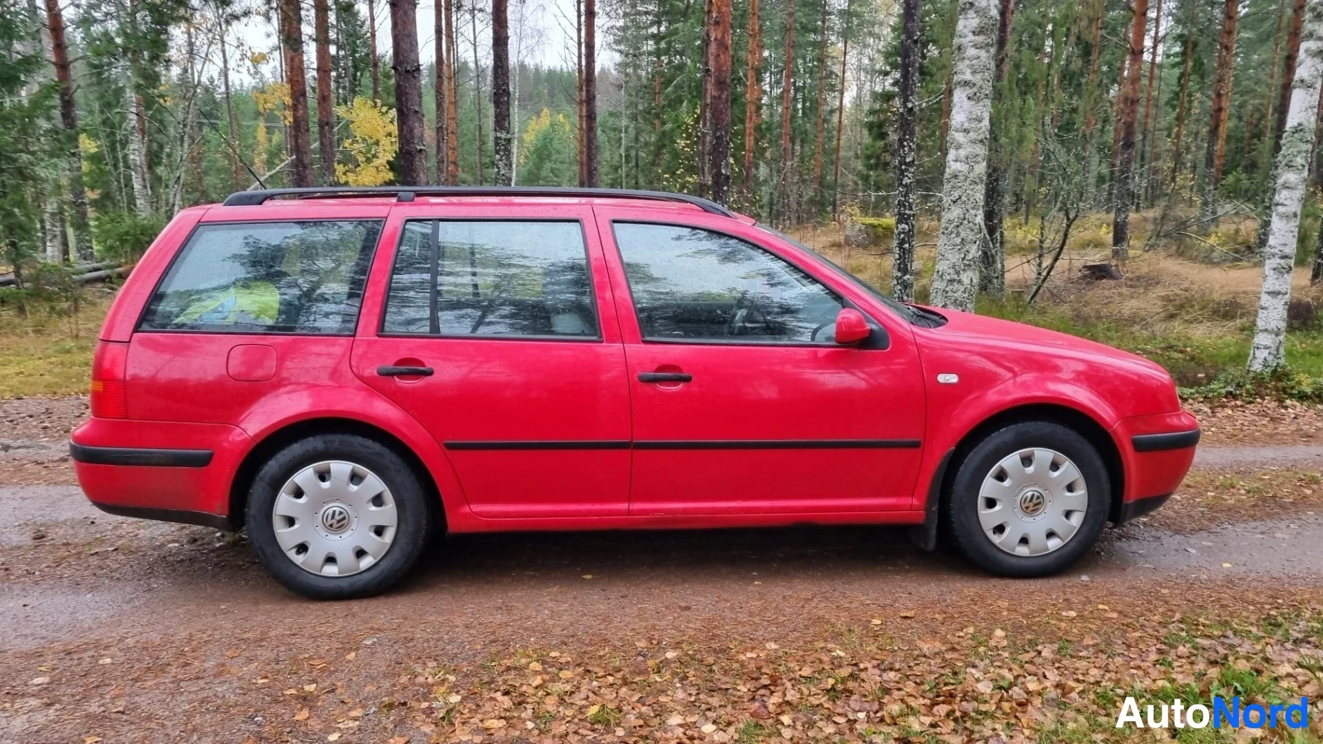 Punainen Volkswagen Golf 2004, sivulta, kuva 5