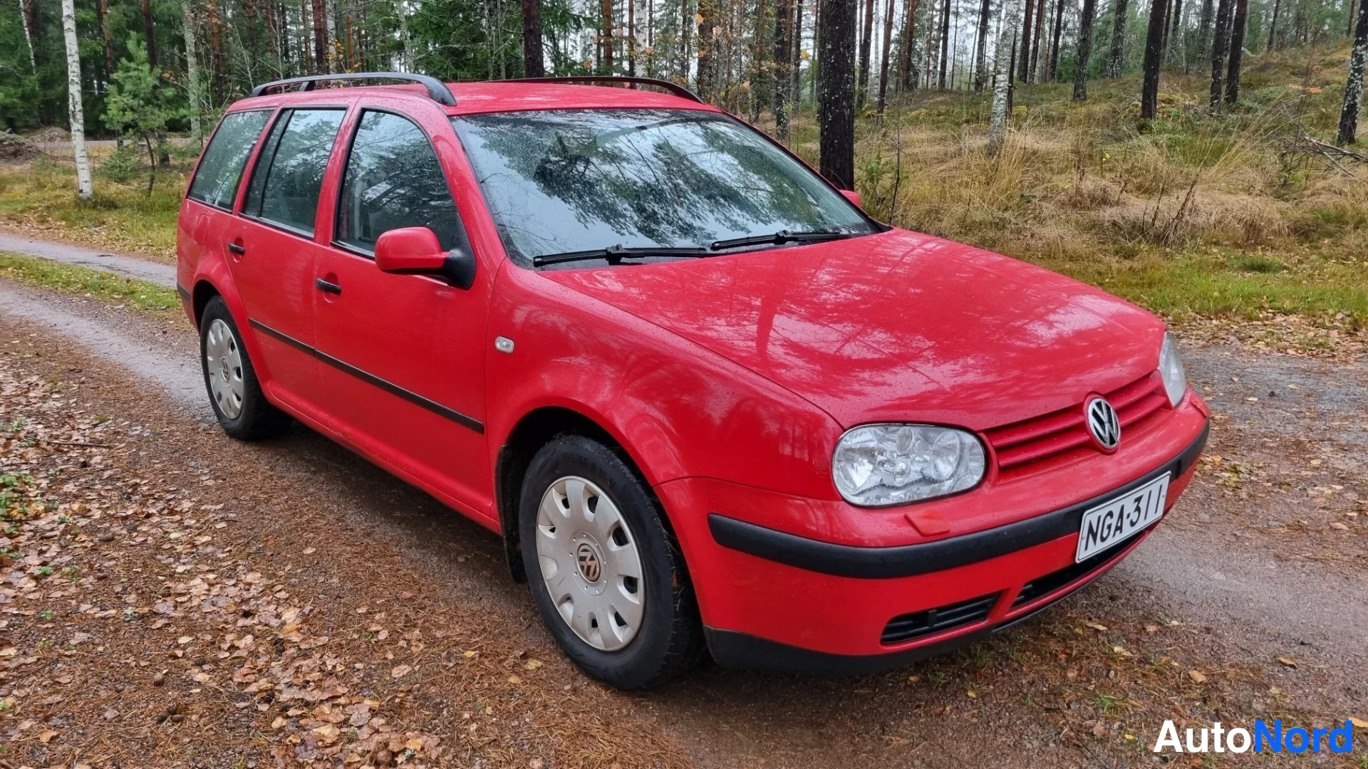 Punainen Volkswagen Golf 2004, etuviisto, keula oikealle, kuva 2
