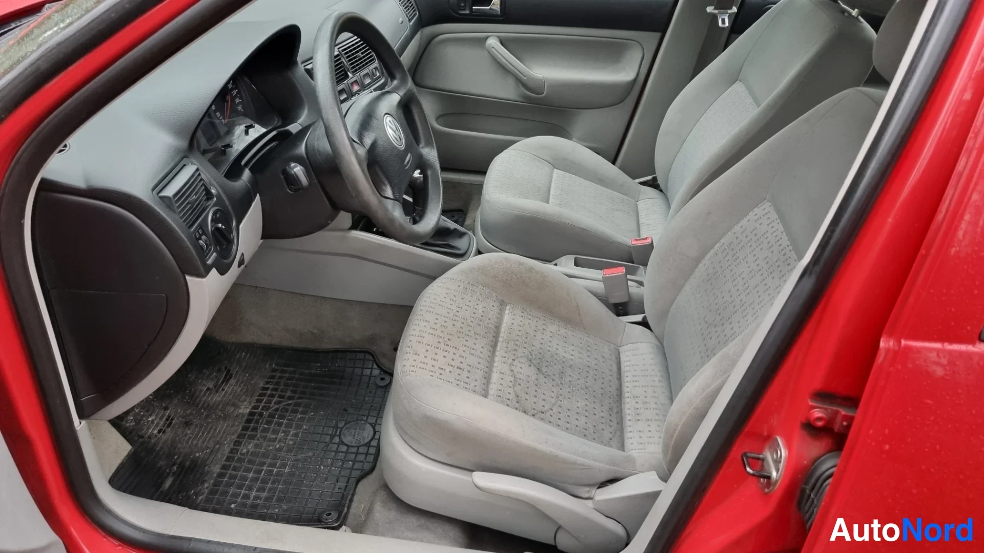 Punainen Volkswagen Golf 2004, etuistuimet, kuva 10
