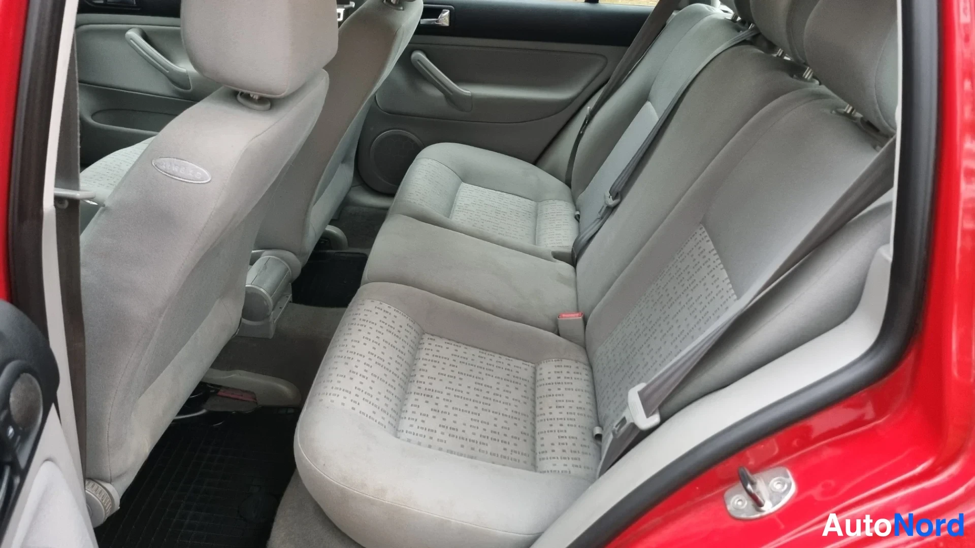 Punainen Volkswagen Golf 2004, takaistuimet, kuva 11