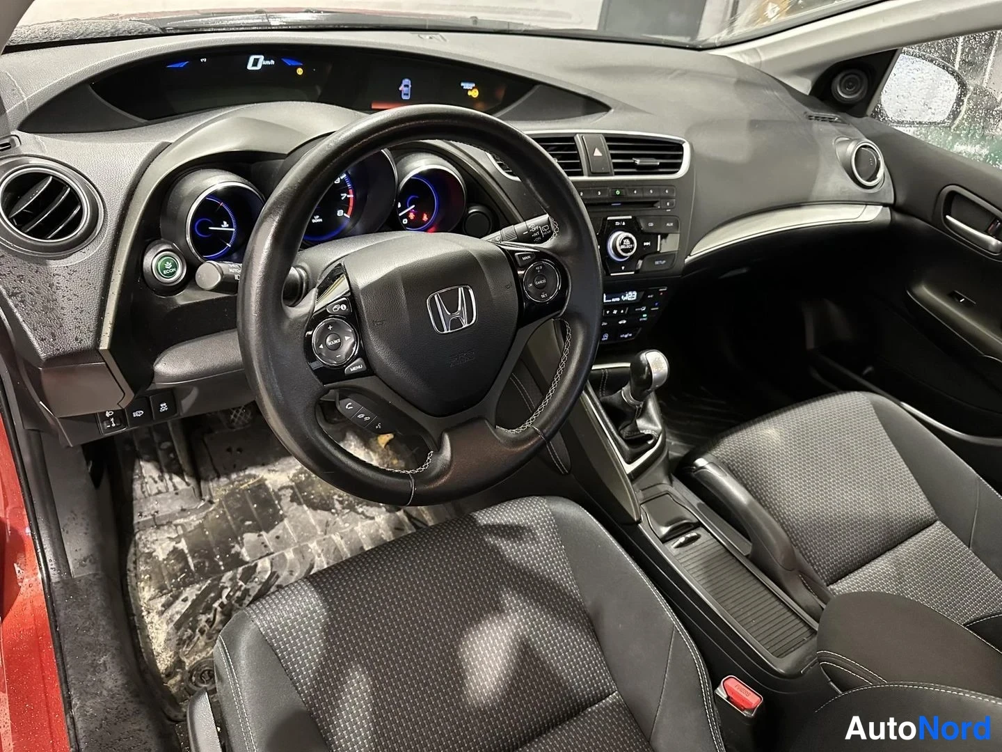 Punainen Honda Civic 2015, ohjaamo, kuva 3
