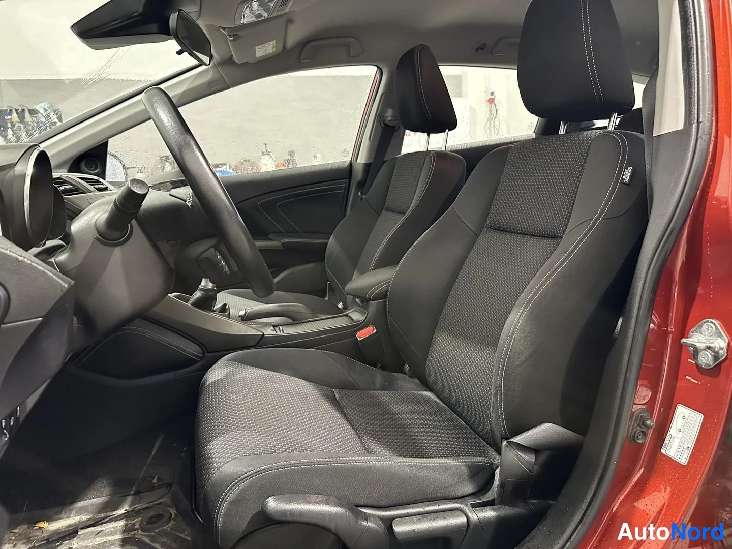 Punainen Honda Civic 2015, etuistuimet, kuva 4