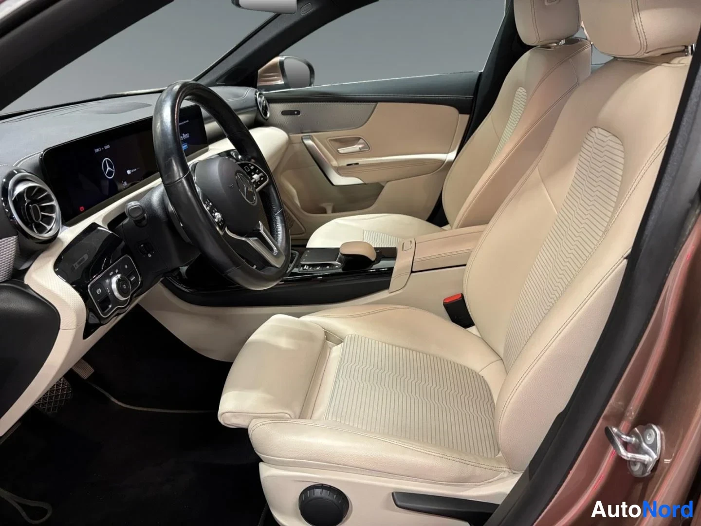 Beige Mercedes-Benz CLA 250 e 2022, ohjaamo, kuva 5