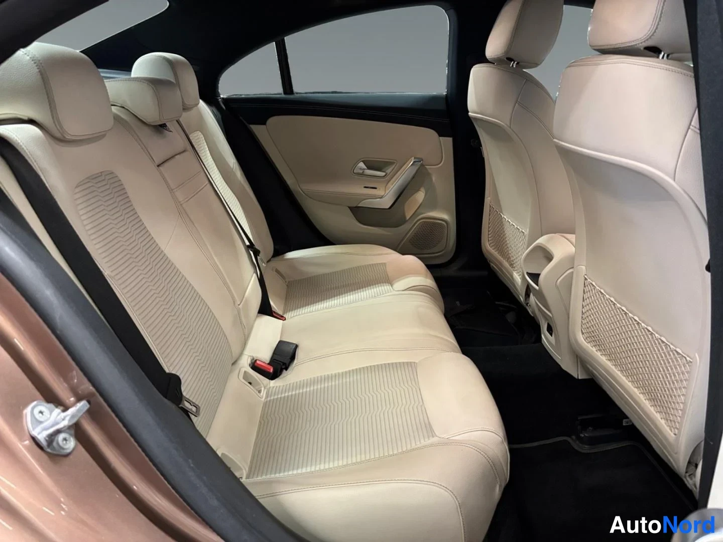 Beige Mercedes-Benz CLA 250 e 2022, takaistuimet, kuva 8