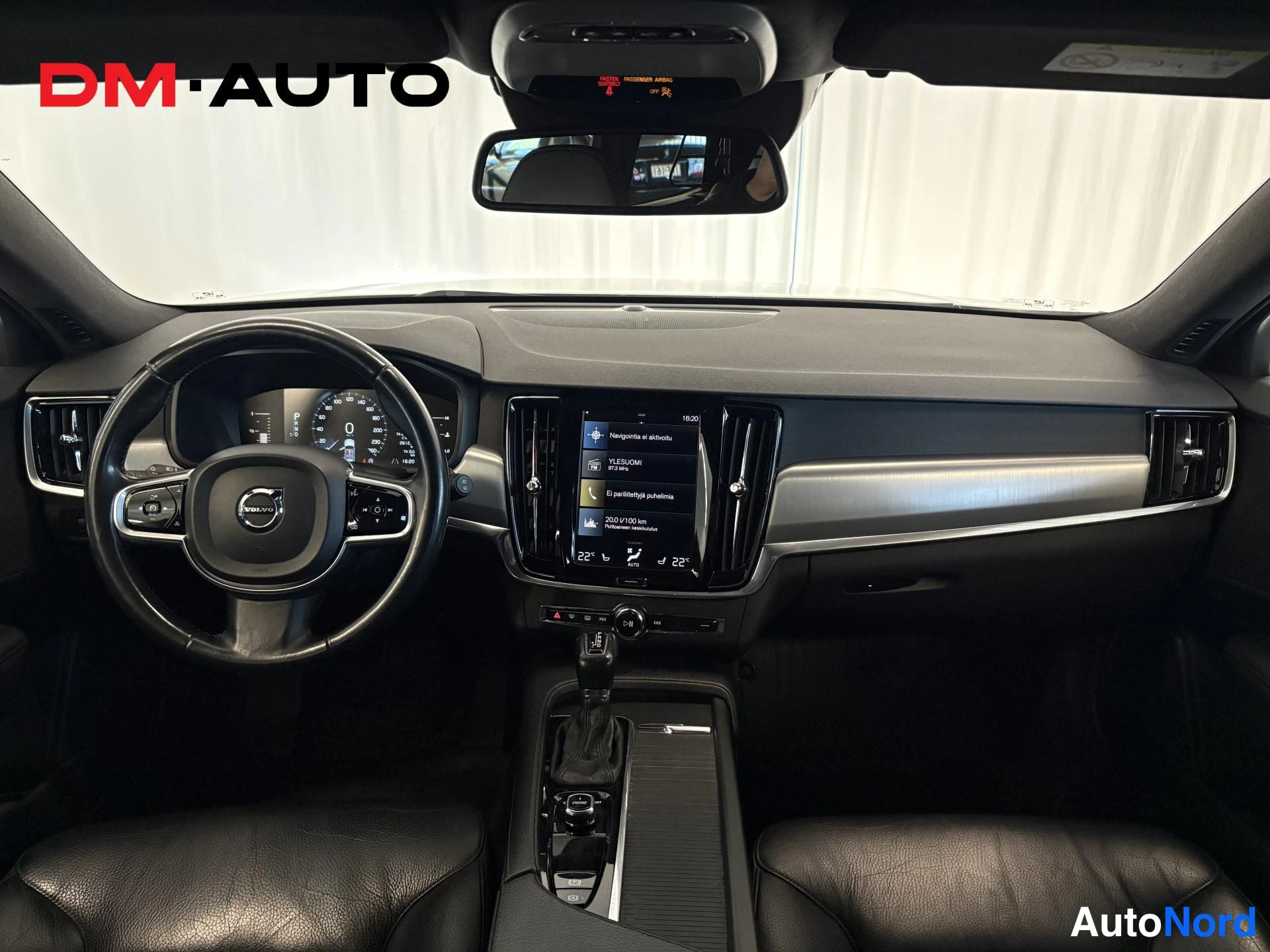 Valkoinen Volvo V90 2017, ohjaamo, kuva 10