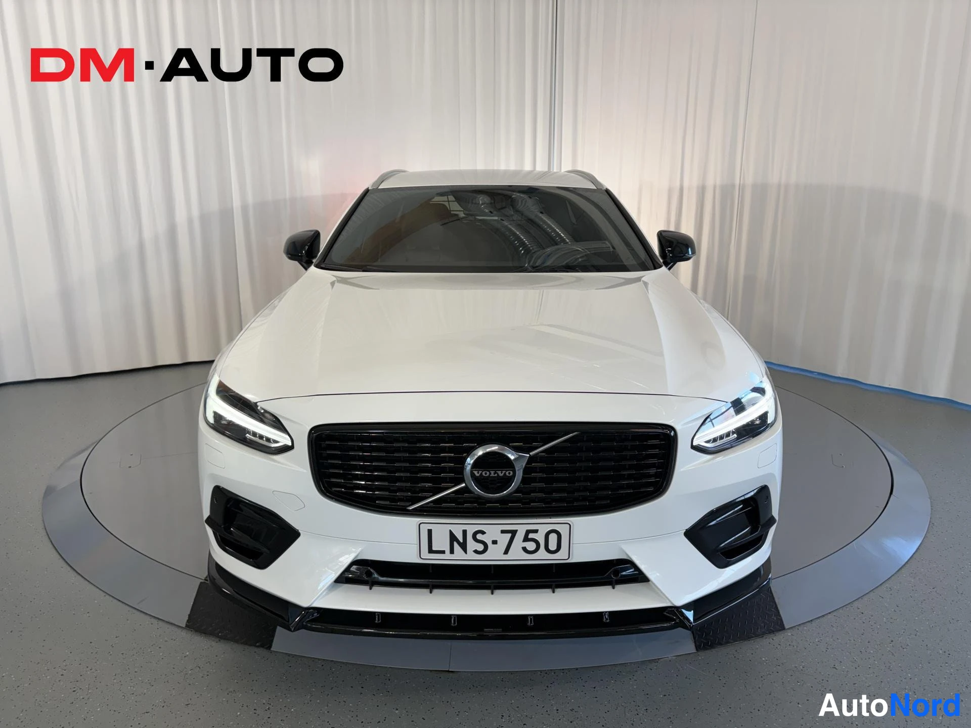 Valkoinen Volvo V90 2017, edestä, kuva 4