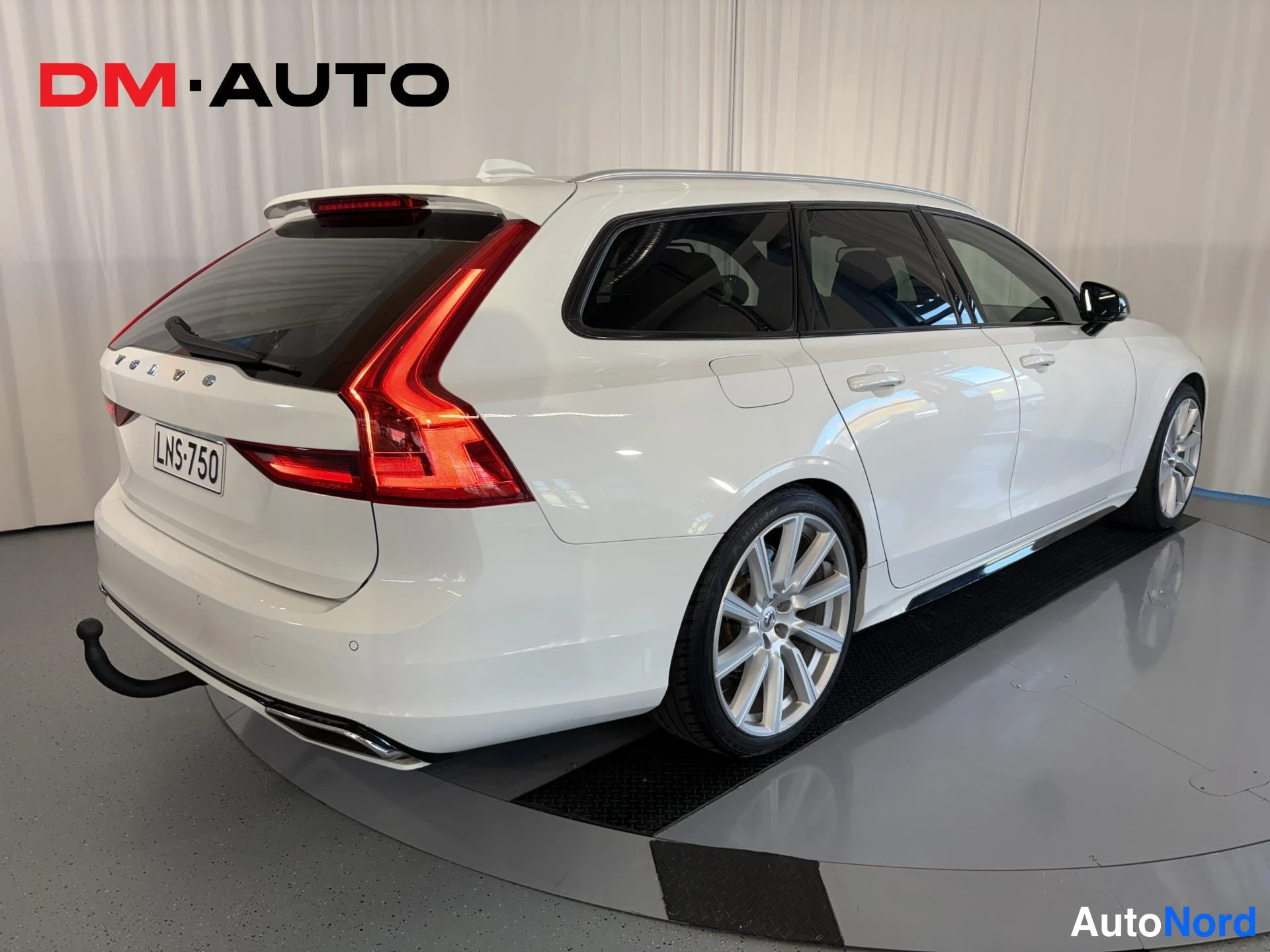 Valkoinen Volvo V90 2017, takaviisto, kuva 6