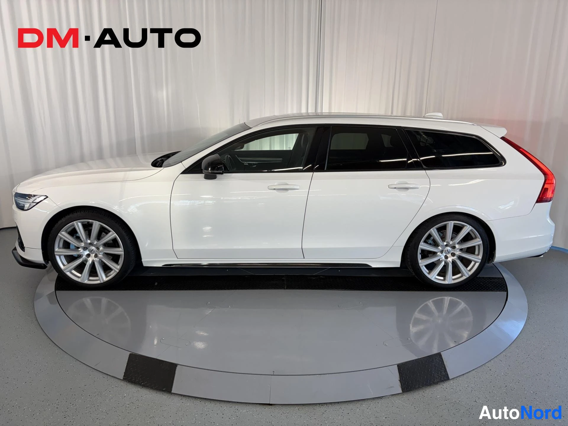 Valkoinen Volvo V90 2017, etuviisto, keula vasemmalle, kuva 2