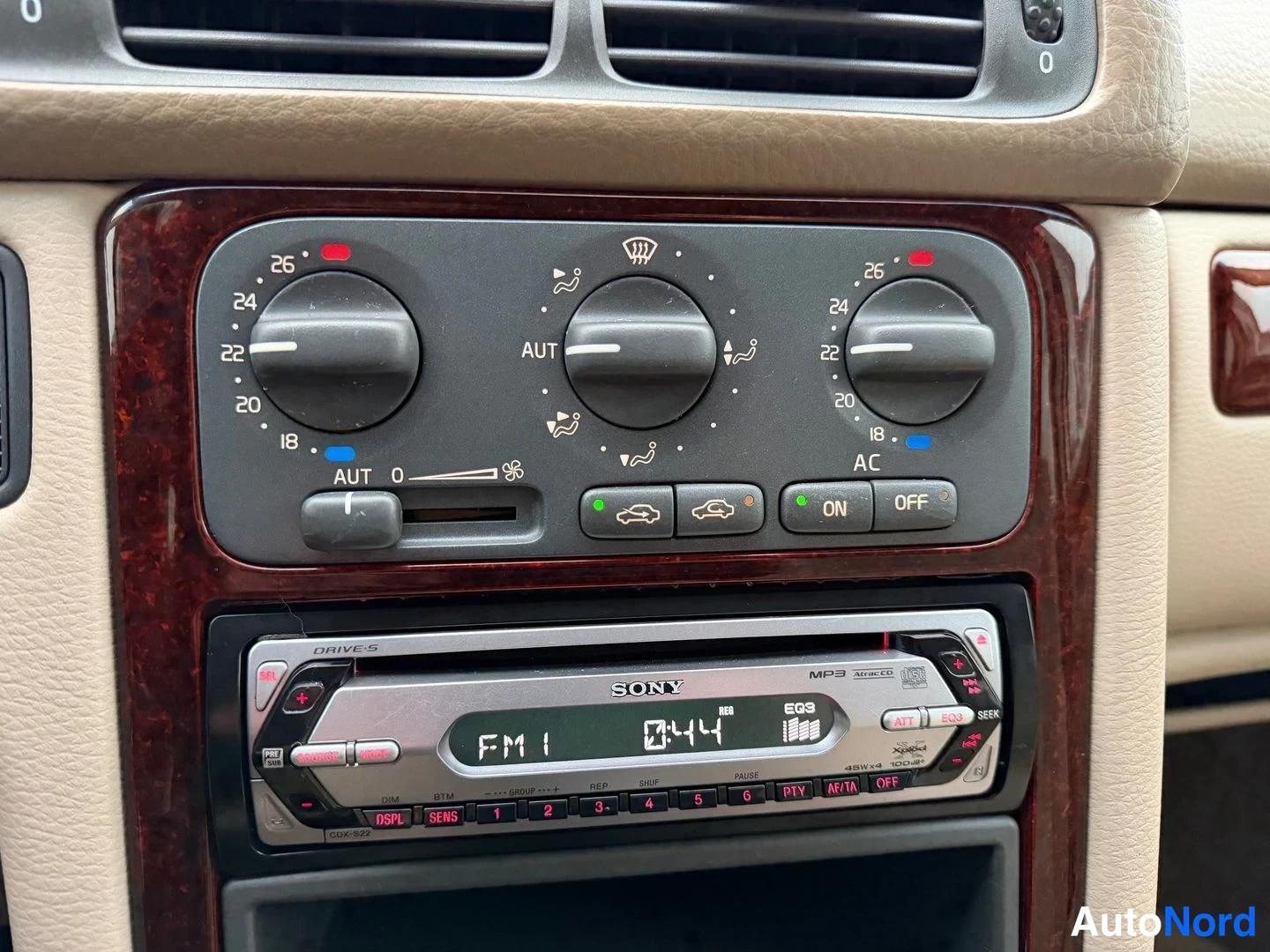 Valkoinen Volvo V70 2000, yksityiskohta, kuva 17