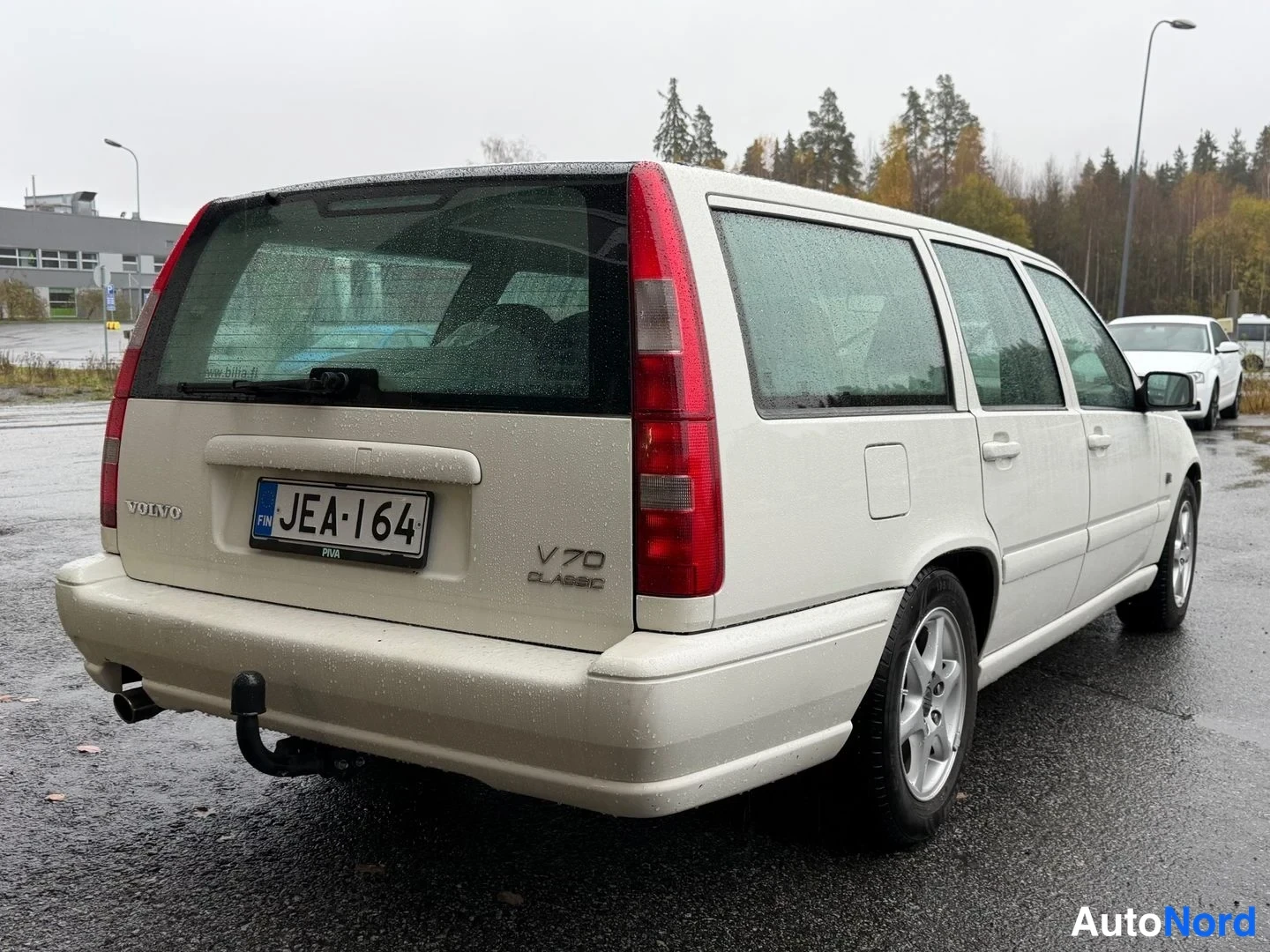Valkoinen Volvo V70 2000, takaviisto, kuva 3
