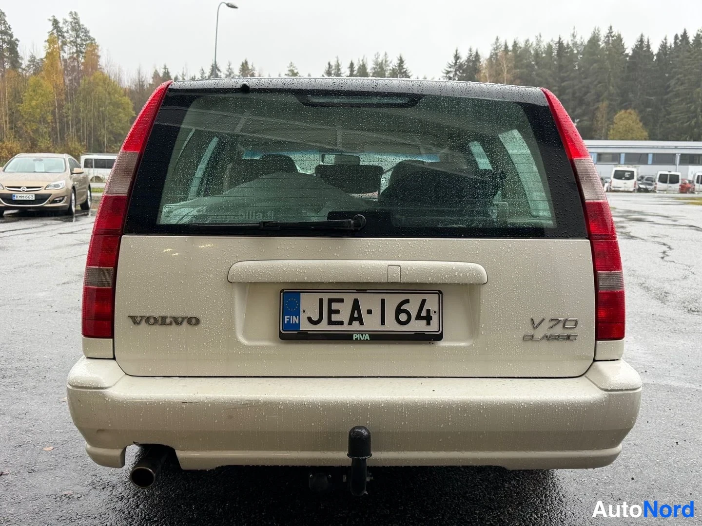 Valkoinen Volvo V70 2000, takaa, kuva 4