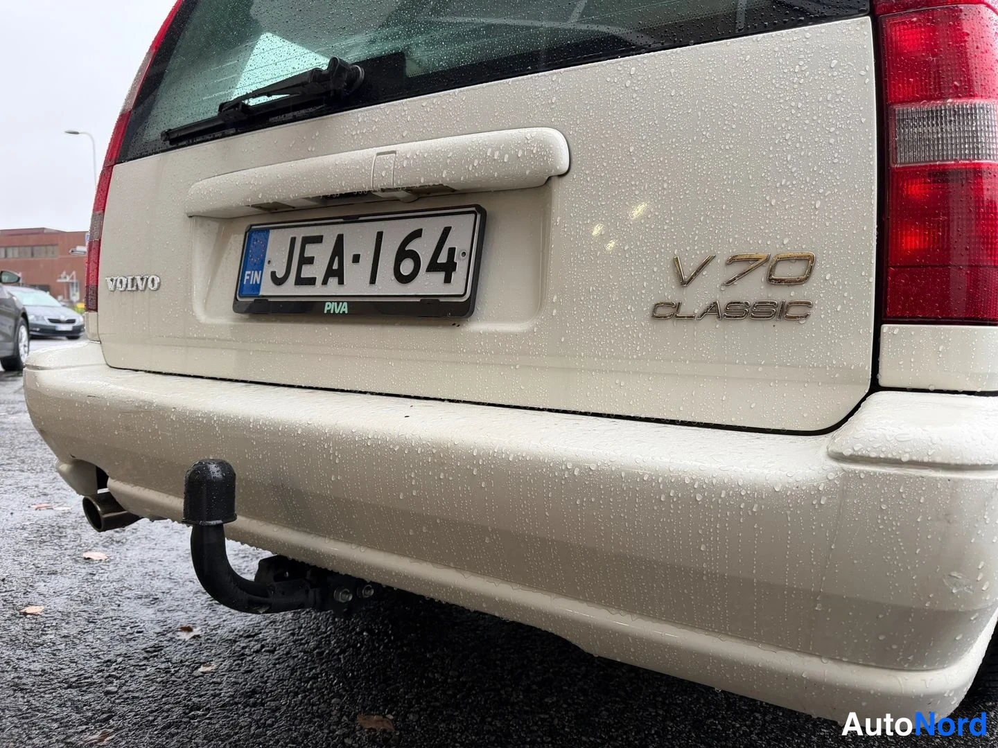 Valkoinen Volvo V70 2000, takaa, kuva 5