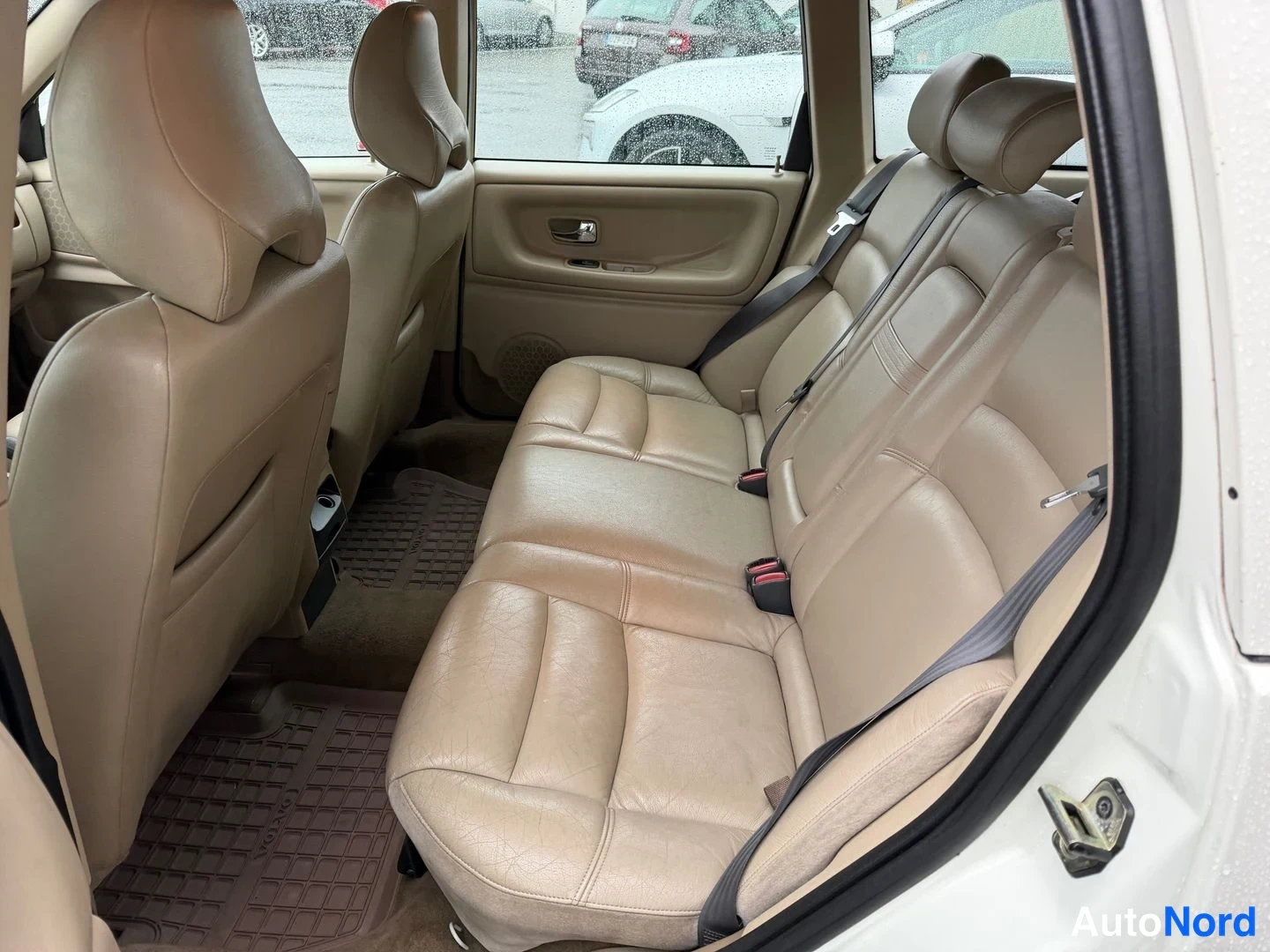 Valkoinen Volvo V70 2000, takaistuimet, kuva 8