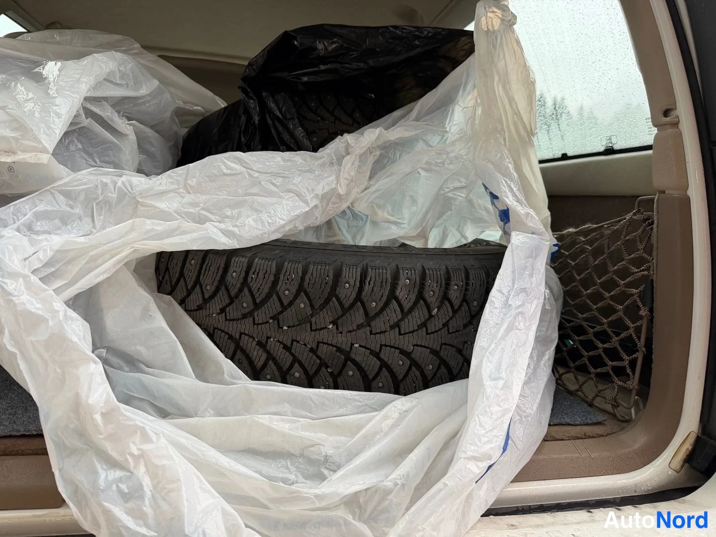 Valkoinen Volvo V70 2000, tavaratila, kuva 10