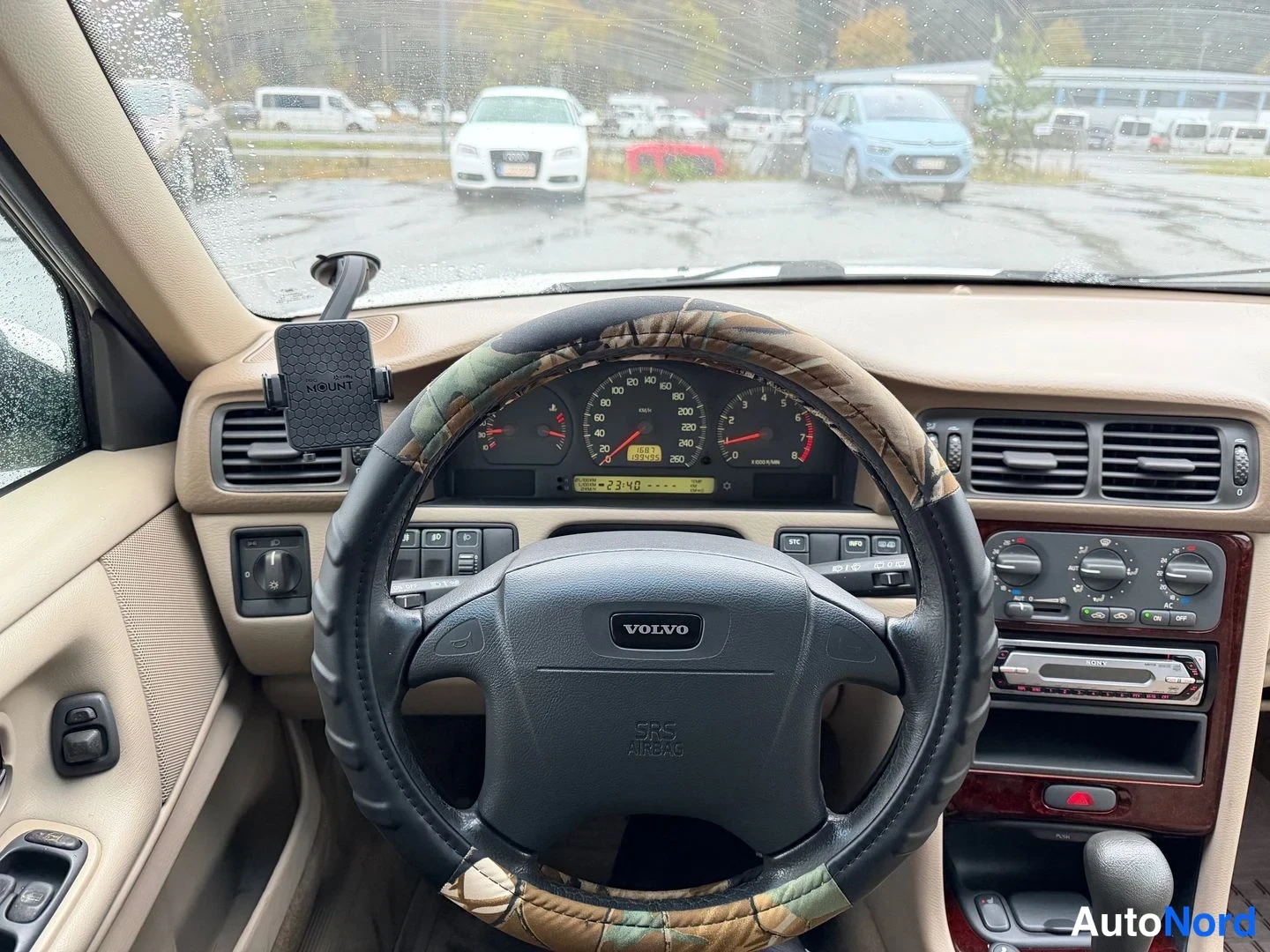 Valkoinen Volvo V70 2000, ohjaamo, kuva 6