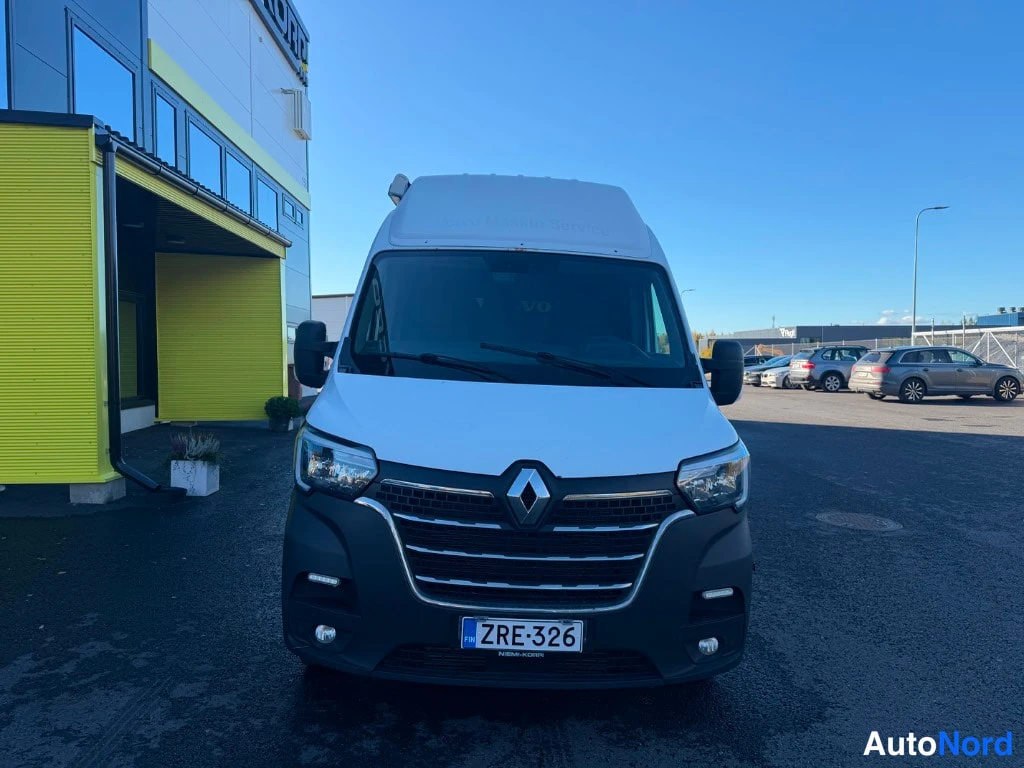 Valkoinen Renault Master 2021, edestä, kuva 3