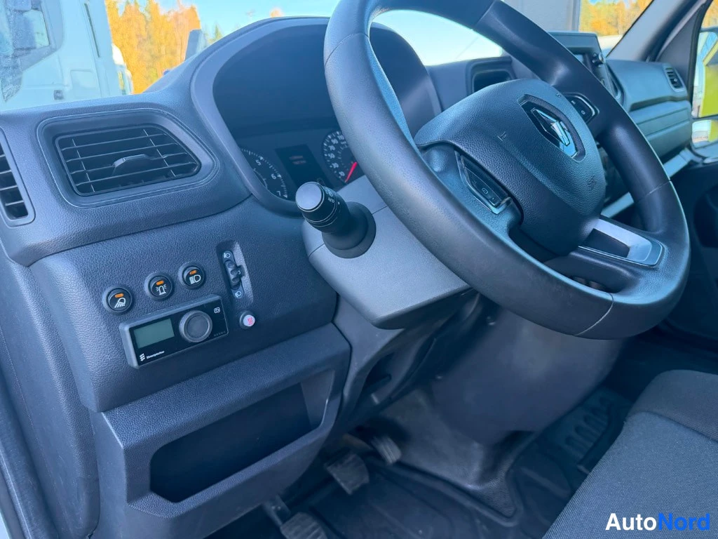 Valkoinen Renault Master 2021, ohjaamo, kuva 8