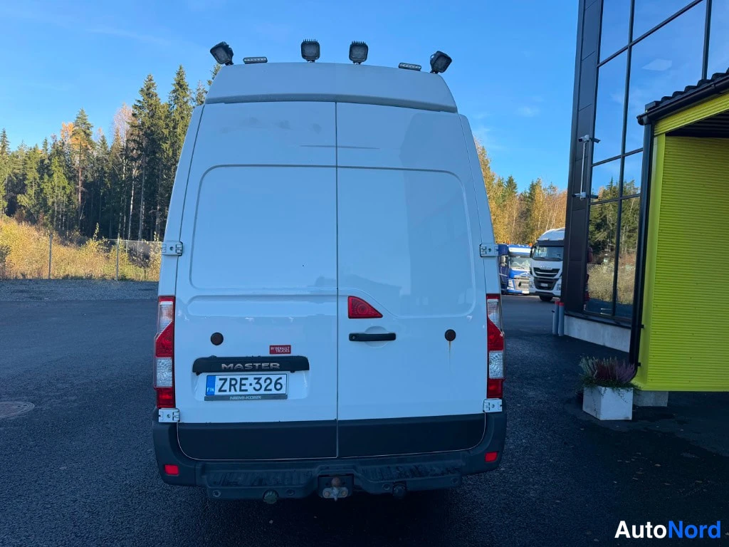 Valkoinen Renault Master 2021, takaa, kuva 7
