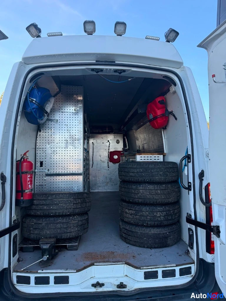 Valkoinen Renault Master 2021, tavaratila, kuva 11